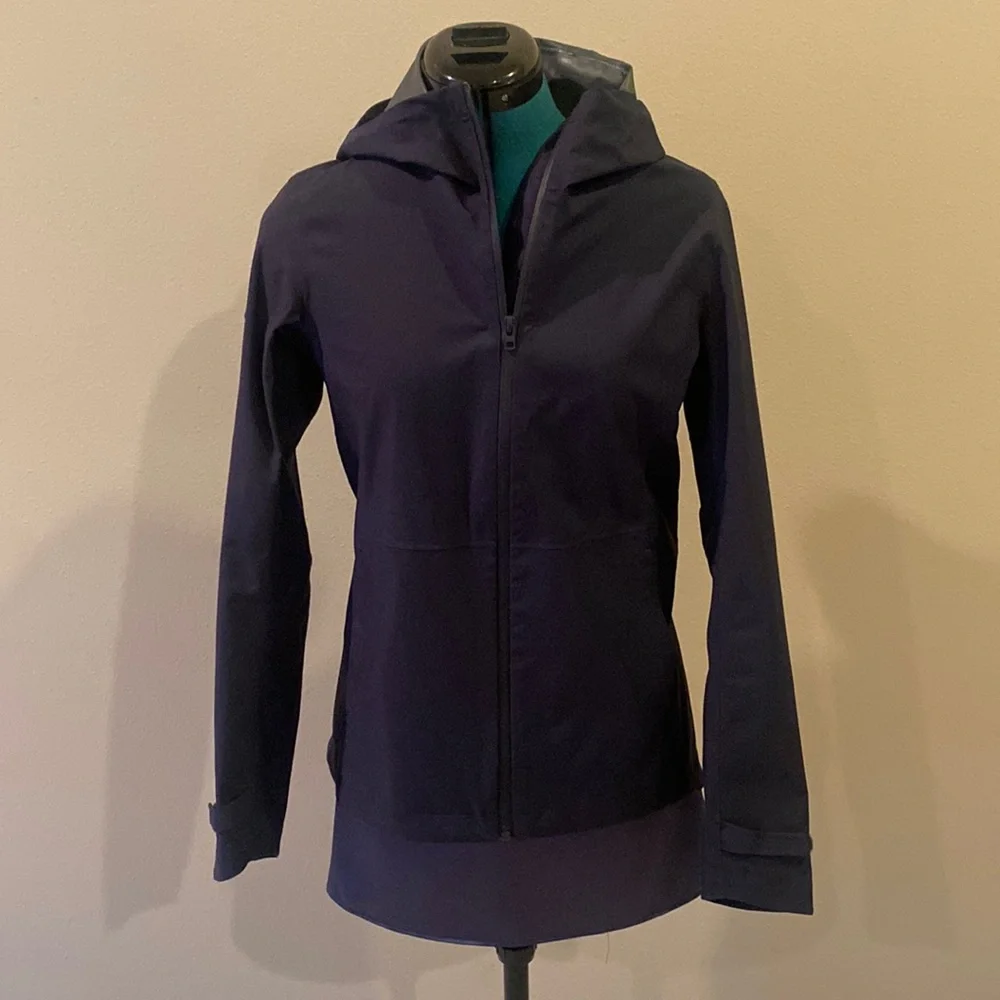 Uniqlo rain jacket! Women’s size XS. Navy blue. Perfect condition - Picture 1 of 3